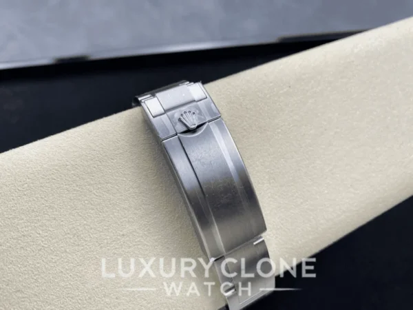 Rolex Submariner 116610LV-0002 Green Dial clasp